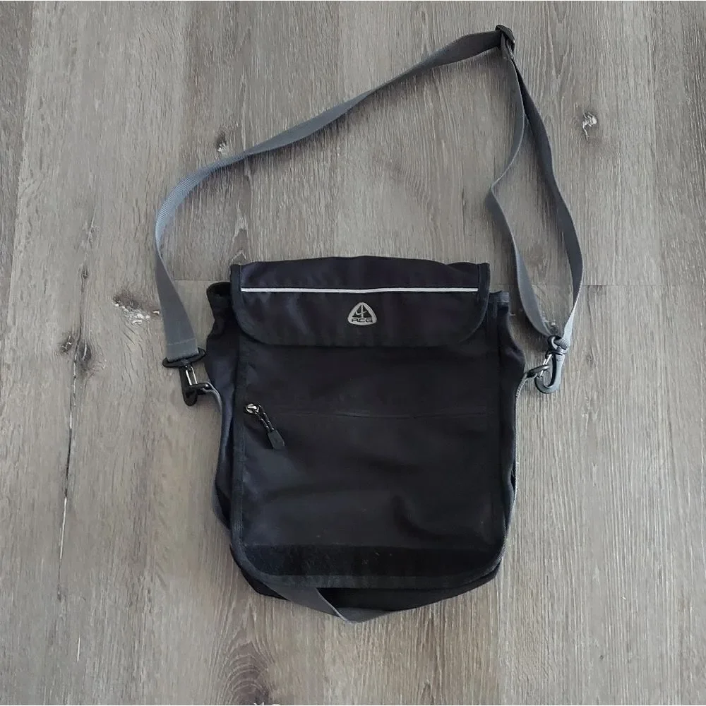 Vintage 00’s Nike ACG Messenger Bag